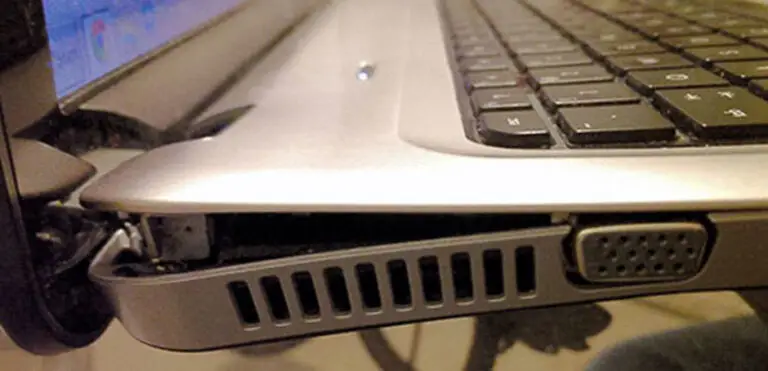 laptop sa ostećenom sarkom i kućistem